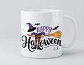Cană Happy Halloween – Mătură, pălărie violet și ciorapi în dungi