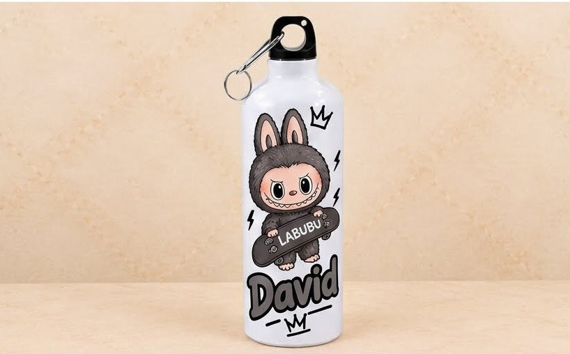 Bidon de apă personalizat cu Labubu gri, skateboard și nume, 500 ml