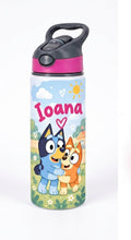 Bidon de apă personalizat cu Bluey și Bingo în grădină și nume, 650 ml