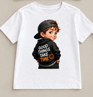 Tricou personalizat copii – Good Things Take Time, băiețel cu șapcă