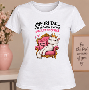 Tricou femei cu pisică pe tron și mesaj „Uneori tac”