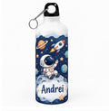 Bidon de apă personalizat cu astronaut și nume, fundal cosmic albastru, 500 ml