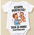Body personalizat – Echipa perfectă? Tata și mine, fundiță roz