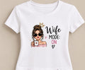 Tricou personalizat femei – Wife Mode On, personaj cu cană și coroană