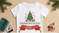 Tricou personalizat femei – Doamna Educatoare, brad și panglică roșie