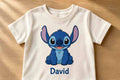 Tricou personalizat copii cu nume – David, Stitch așezat și zâmbitor