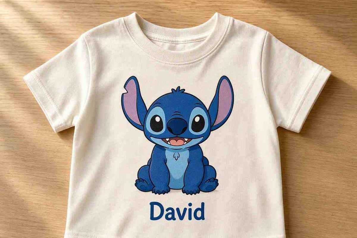 Tricou personalizat copii cu nume – David, Stitch așezat și zâmbitor