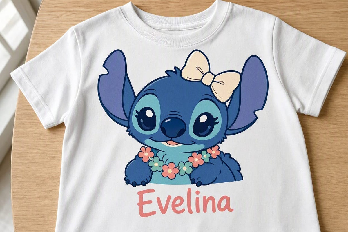 Tricou personalizat copii cu nume – Evelina, personaj albastru cu fundiță crem și flori