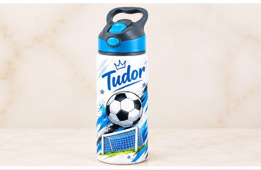 Bidon de apă personalizat cu minge de fotbal, poartă și accente albastre, 650 ml