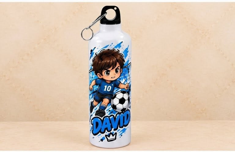 Bidon de apă personalizat cu băiețel fotbalist, coroniță și nume albastru, 500 ml