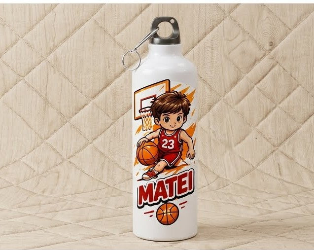 Bidon de apă personalizat cu băiețel baschetbalist și nume roșu, 500 ml