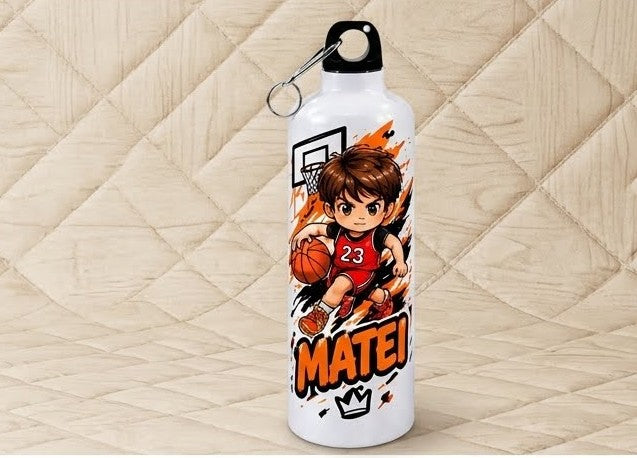 Bidon de apă personalizat cu băiețel baschetbalist în echipament roșu și nume, 500 ml