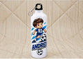 Bidon de apă personalizat cu băiețel fotbalist în echipament albastru și nume, 500 ml