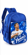 Ghiozdan albastru personalizat cu nume – Ronaldo pe fundal de stadion