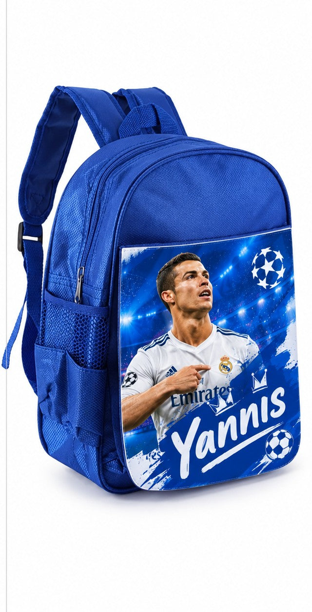 Ghiozdan albastru personalizat cu nume – Ronaldo pe fundal de stadion