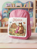 Ghiozdan roz personalizat cu nume – Masha și Ursul lângă căsuța din pădure