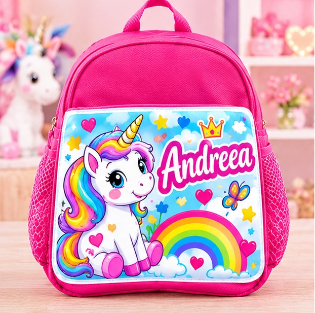 Ghiozdan roz personalizat cu nume – Unicorn și curcubeu pe fundal bleu