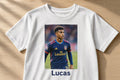 Tricou personalizat copii cu nume – Portret fotbalist în bleumarin, Lucas
