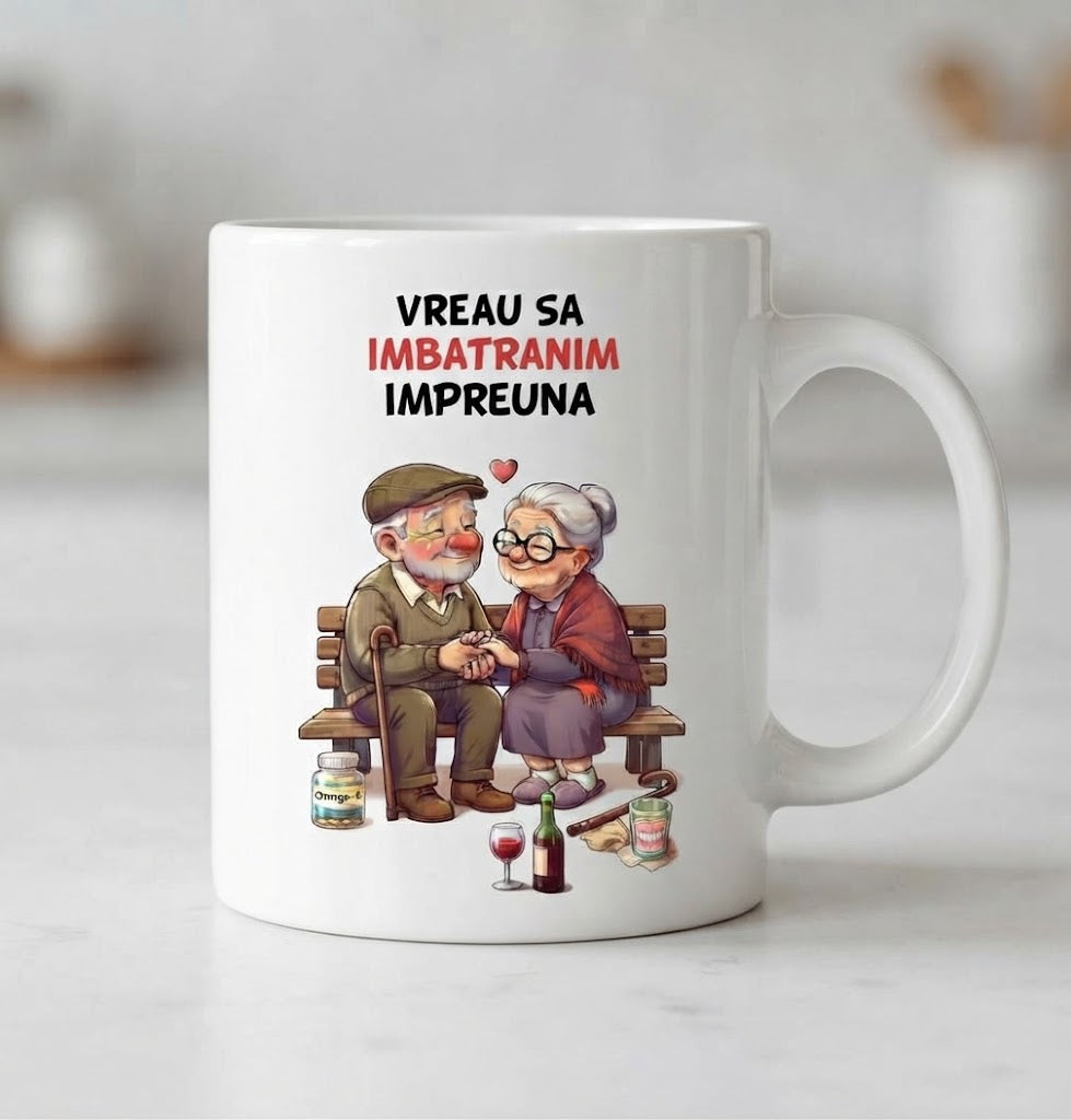 Cană romantică – Vreau să îmbătrânim împreună, cuplu pe bancă